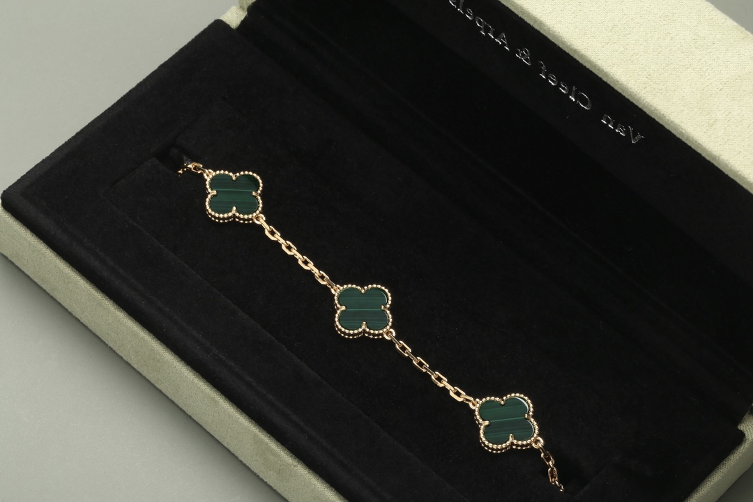 Van Cleef & Arpels Vintage Alhambra bracelet, 5 motifs Yellow gold, Malachite
