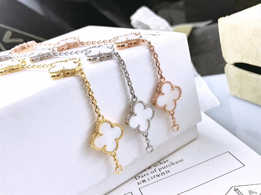 Vintage Alhambra bracelet 5 motifs yellow gold, white gold and rose gold in white mother-of-pearl Vintage Alhambra bracelet 5 motifs yellow gold, white gold and rose gold in white mother-of-pearl