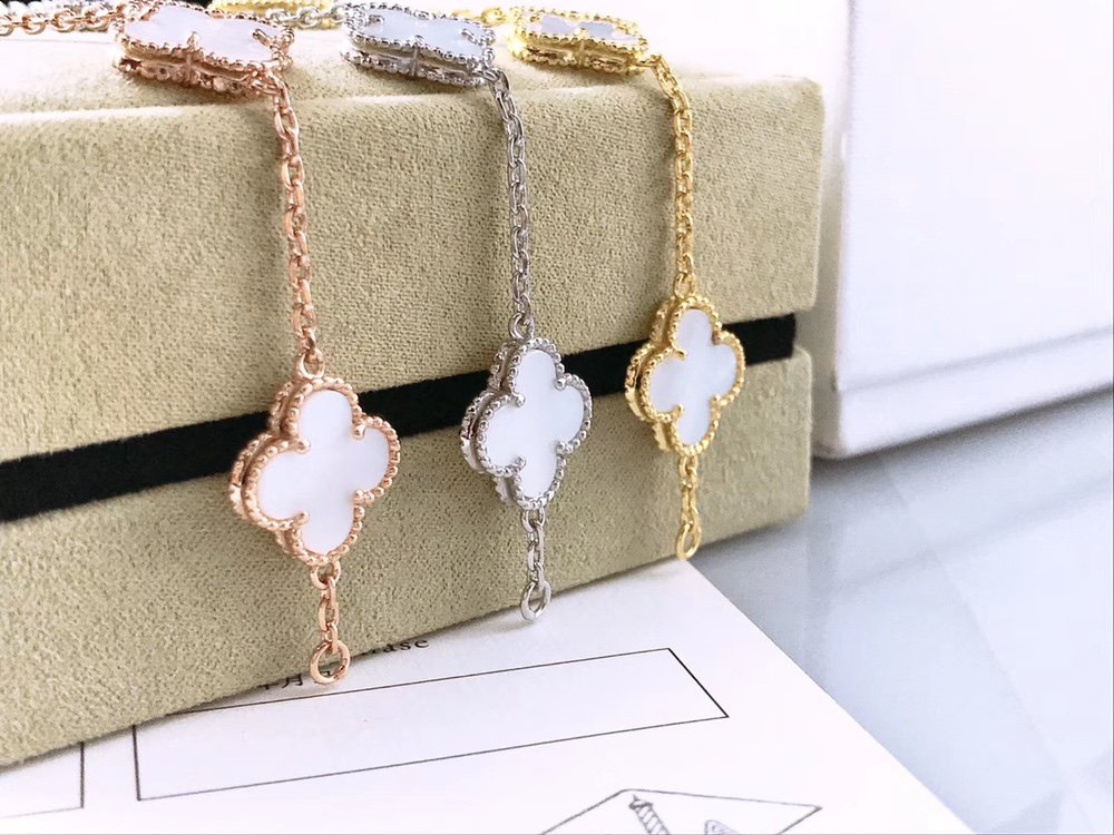 Van Cleef & Arpels Vintage Alhambra bracelet 5 motifs white mother-of-pearl in yellow, white, rose gold Van Cleef & Arpels Vintage Alhambra bracelet 5 motifs white mother-of-pearl in yellow, white, rose gold