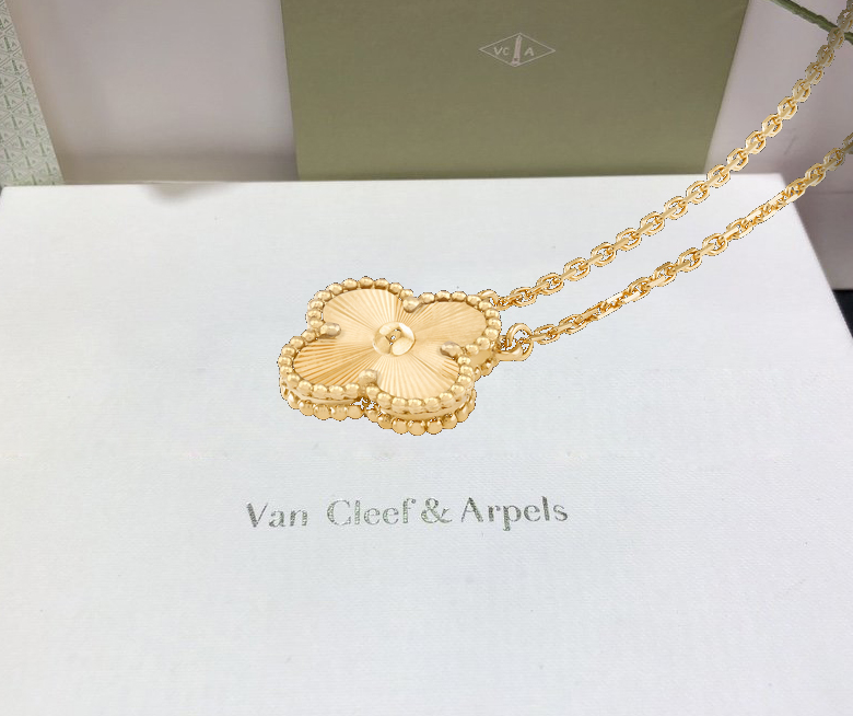 Van Cleef & Arpels Vintage Alhambra Pendant Yellow Gold VCARP4KL00 Van Cleef & Arpels Vintage Alhambra Pendant Yellow Gold VCARP4KL00