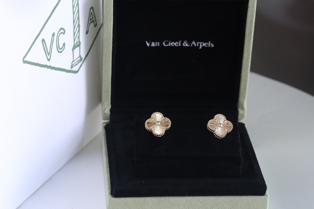 VCA Earrings Guilloché Yellow Gold