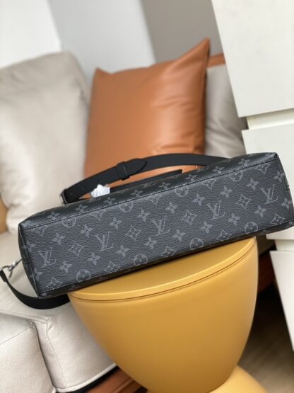 Louis Vuitton Men's Briefcase M40566