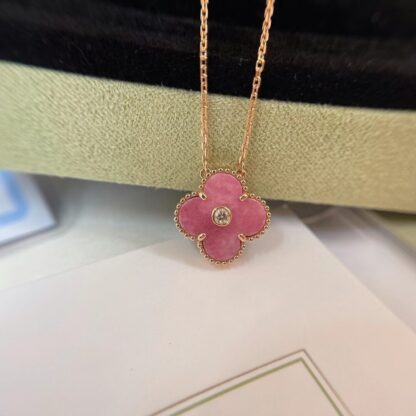 Van Cleef & Arpels Vintage Alhambra pendant necklace Rose gold, Diamond, Rhodonite. holiday limited edition 2021 christmas