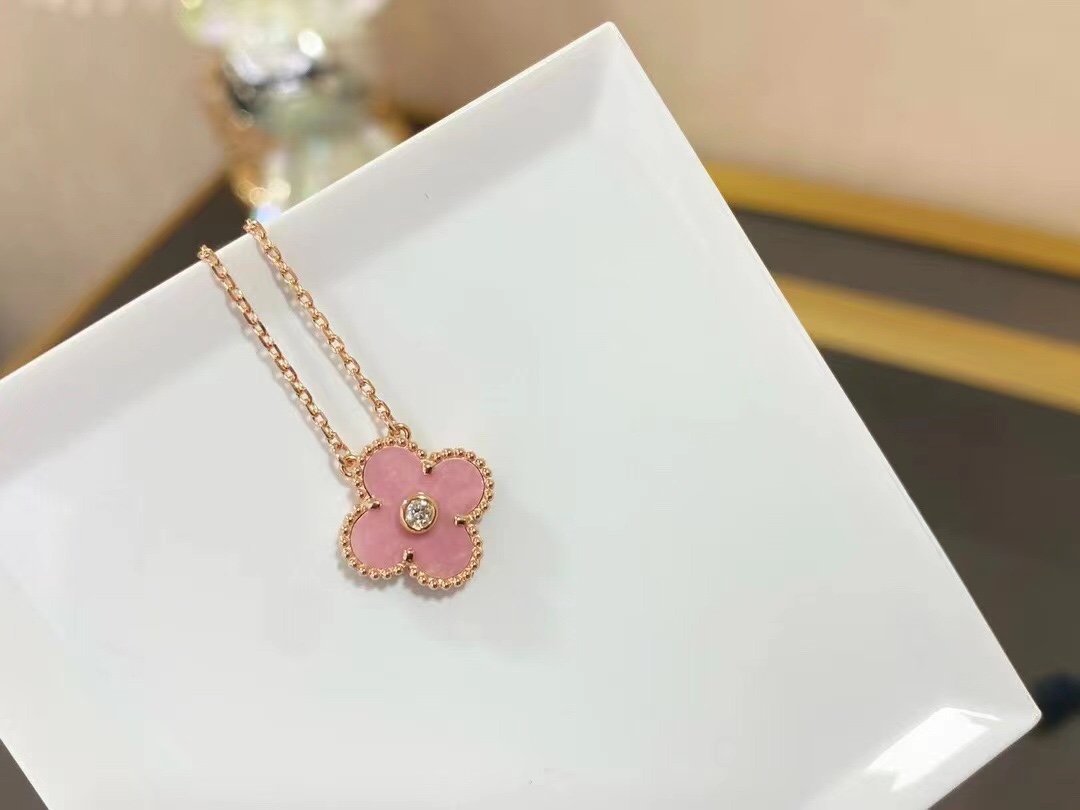 VCA Christmas A new limited edition of the Vintage Alhambra necklace, in rhodonite and rose gold. Diamond.