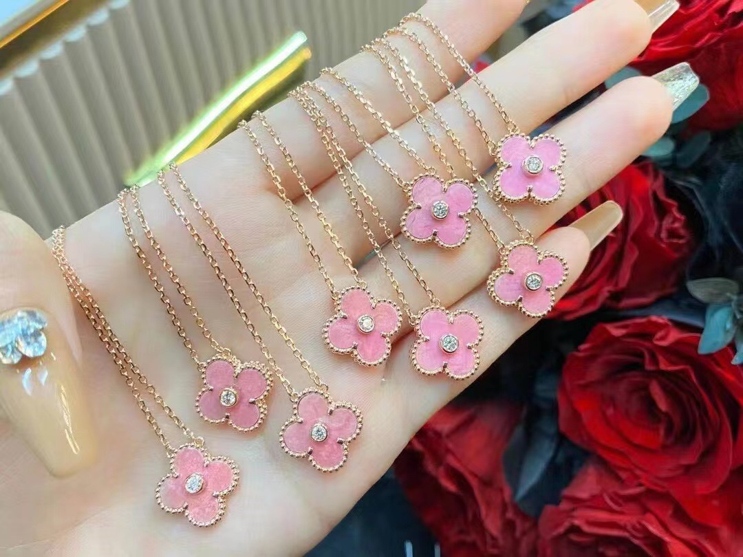 VCA Christmas A new limited edition of the Vintage Alhambra necklace, in rhodonite and rose gold. Diamond.