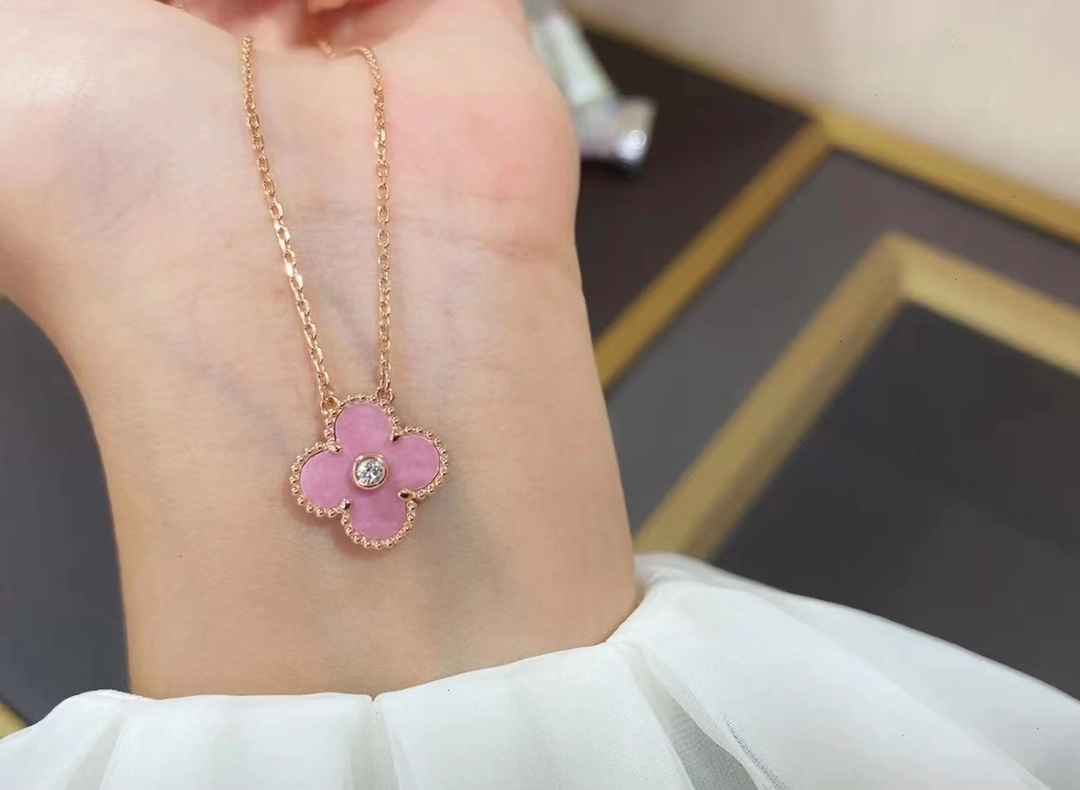 VCA Christmas A new limited edition of the Vintage Alhambra necklace, in rhodonite and rose gold. Diamond.