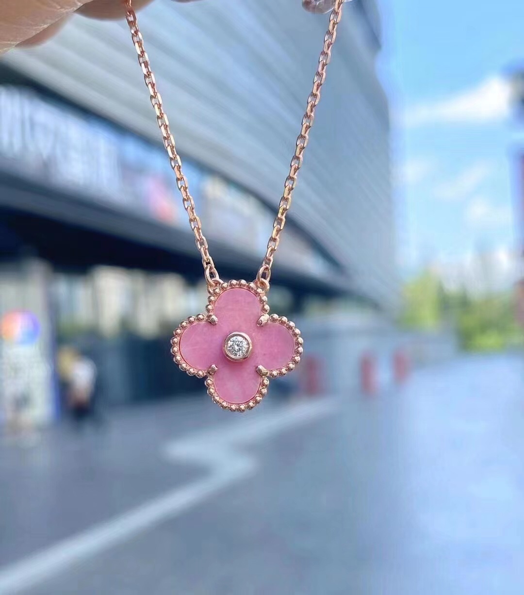 2021 Christmas Van Cleef & Arpels A new limited edition of the Vintage Alhambra pendant, in rhodonite and rose gold. Diamond.